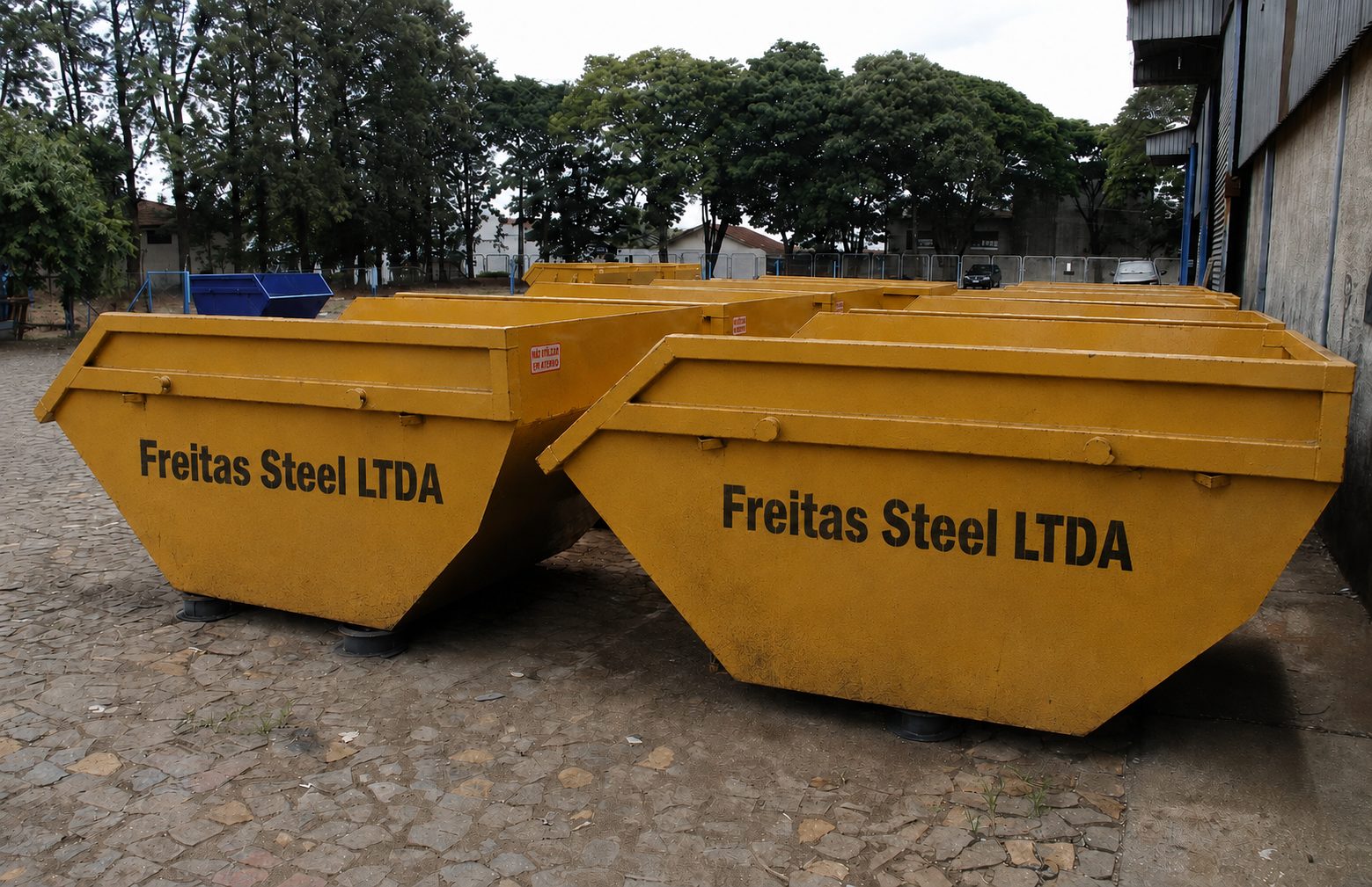 Caçambas estacionárias no pátio da Freitas Steel